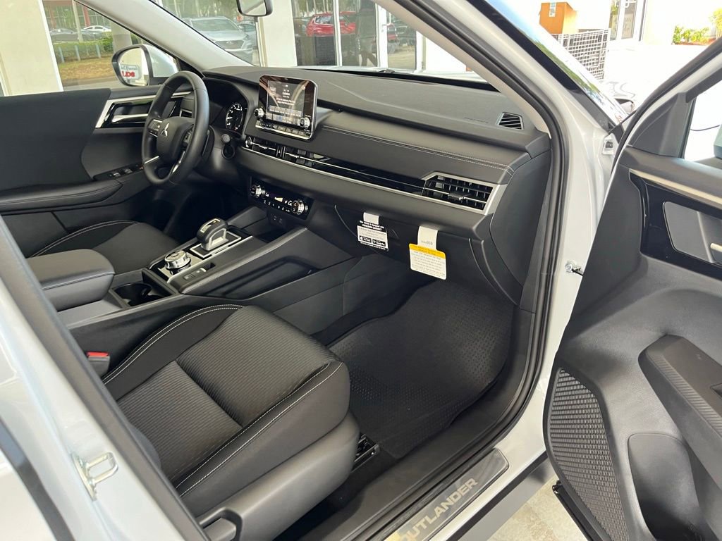 Used 2024 Mitsubishi Outlander ES image 19