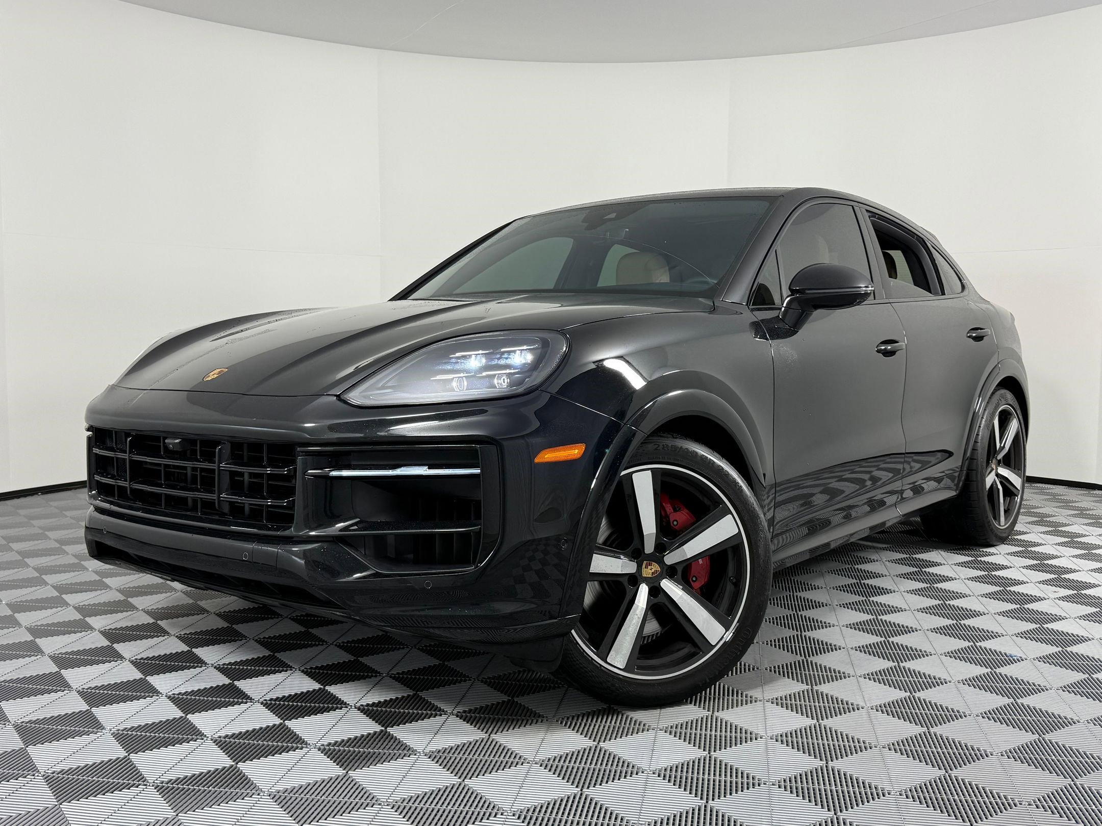 Used 2025 Porsche Cayenne GTS image 1