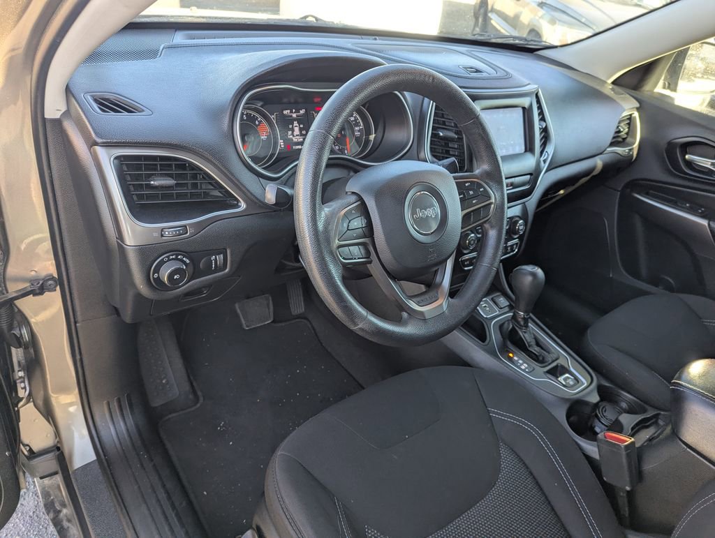 Used 2019 Jeep Cherokee Latitude w/ Popular Appearance Group FWD image 14