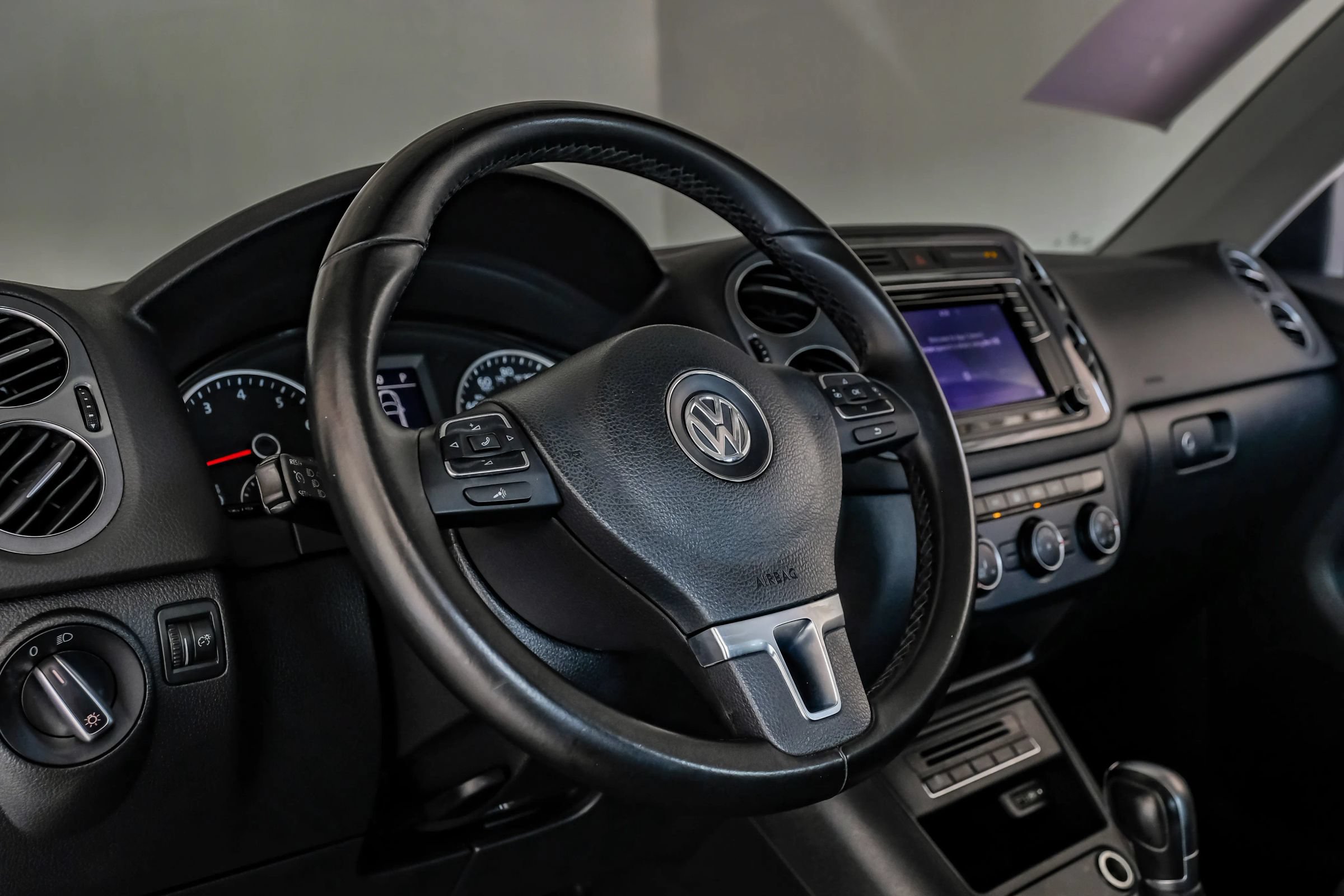 Used 2018 Volkswagen Tiguan Limited w/ Premium Package FWD image 16