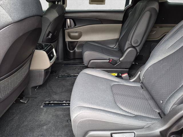 Used 2026 Kia Carnival LX FWD image 24