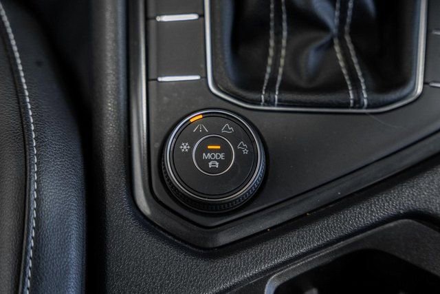 Used 2022 Volkswagen Tiguan SE w/ Panoramic Sunroof Package image 24