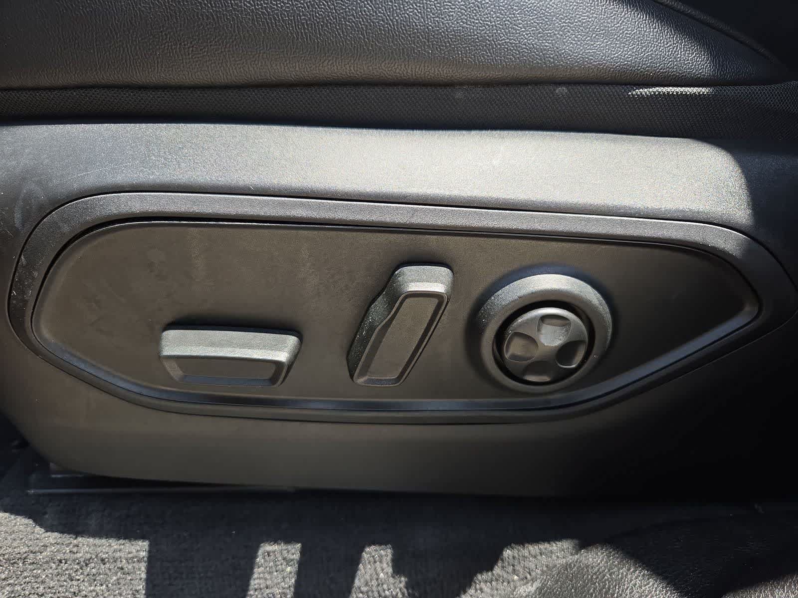 Used 2025 Jeep Grand Cherokee Altitude RWD image 15