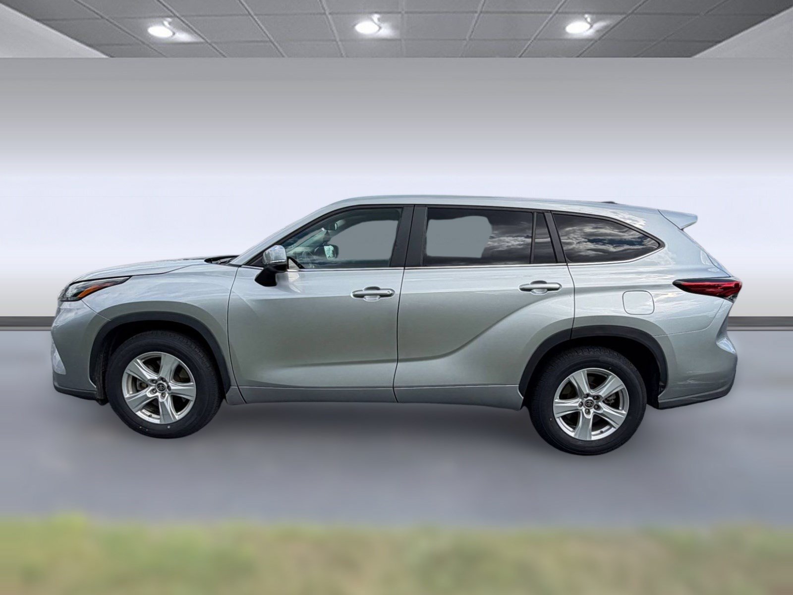 Used 2023 Toyota Highlander L FWD image 2