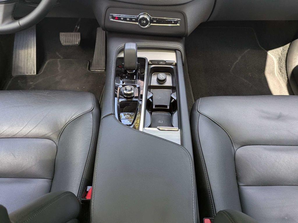 Certified 2025 Volvo XC90 B5 Core AWD/4WD image 19