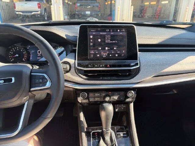 Certified 2025 Jeep Compass Latitude w/ Sun & Sound Group AWD/4WD image 18