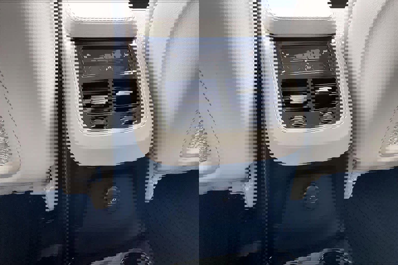 Used 2023 Volvo XC90 T8 Ultimate w/ Protection Package Premier image 38