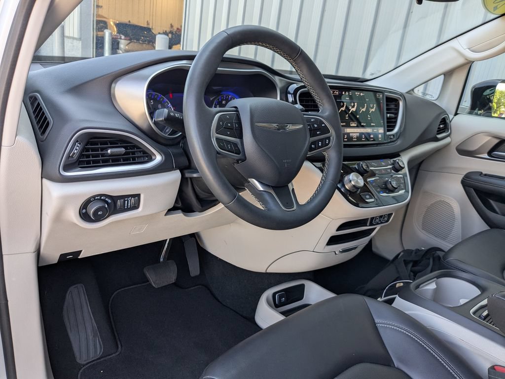 Used 2024 Chrysler Pacifica Touring-L FWD image 10