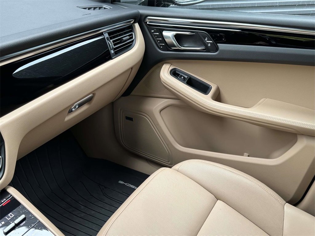 Certified 2025 Porsche Macan image 28