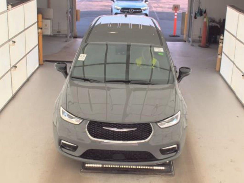 Used 2025 Chrysler Pacifica Select image 2