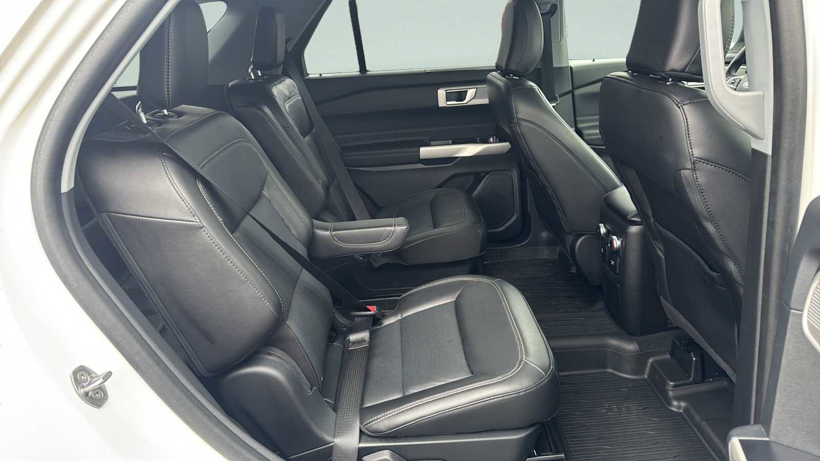 Used 2022 Ford Explorer Limited w/ Equipment Group 301A image 31