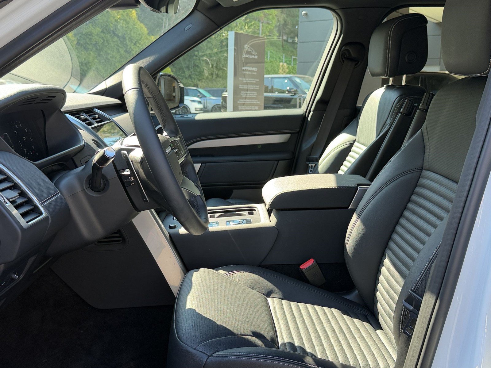New 2026 Land Rover Discovery Limited Edition AWD/4WD image 28