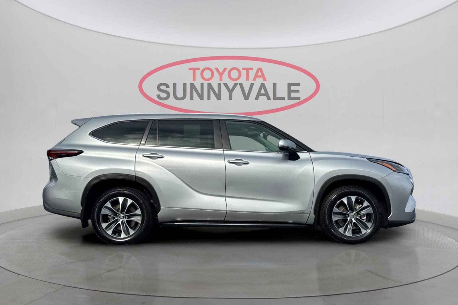 Used 2024 Toyota Highlander XLE AWD/4WD image 9