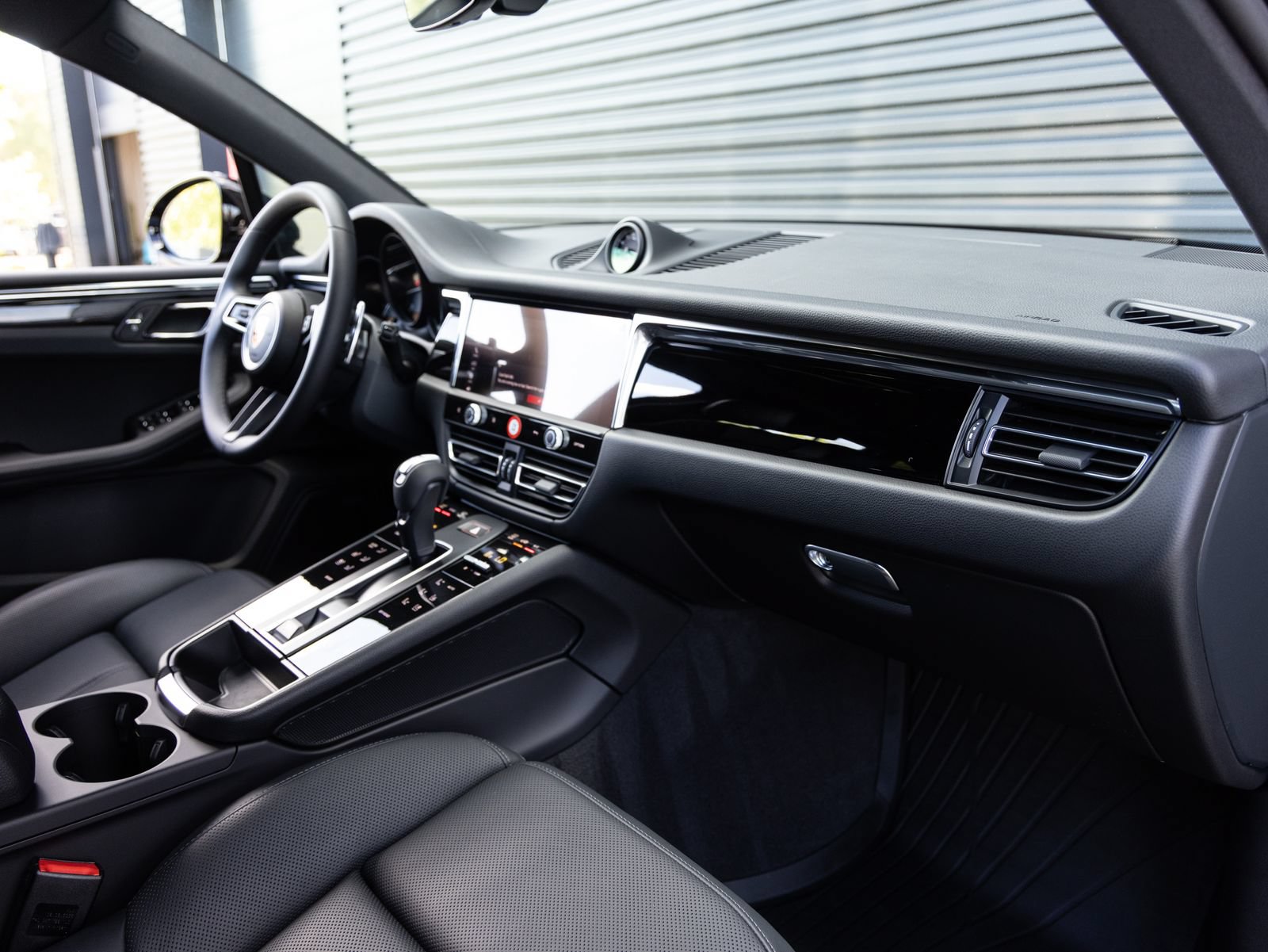 Certified 2026 Porsche Macan AWD/4WD image 34
