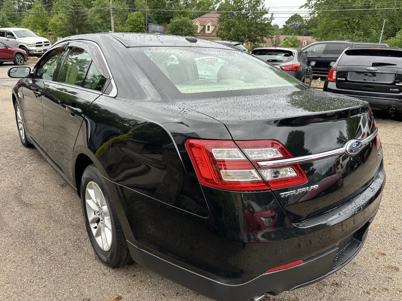 Used 2013 Ford Taurus SE image 4