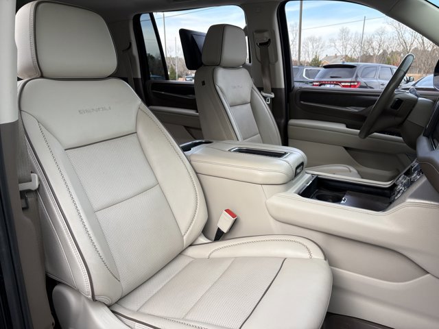 Used 2021 GMC Yukon XL Denali w/ Denali Premium Package image 11