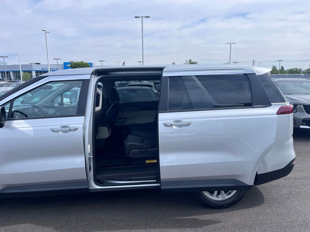 Used 2023 Kia Carnival LX FWD image 8