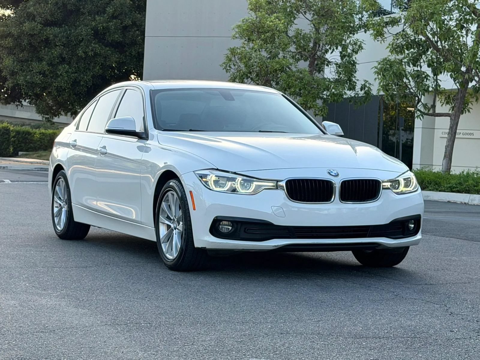 Used 2018 BMW 320i Sedan RWD image 2