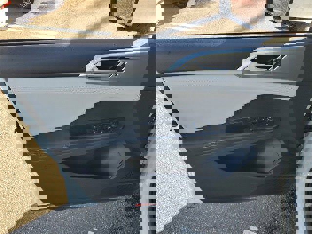 Certified 2025 Volkswagen Taos SE w/ Panoramic Sunroof Package image 14