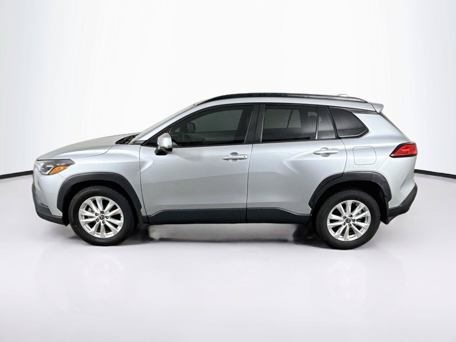 Used 2023 Toyota Corolla Cross LE FWD image 2