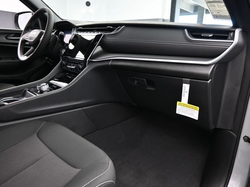 Used 2024 Jeep Grand Cherokee Laredo w/ Trailer Tow Package image 28