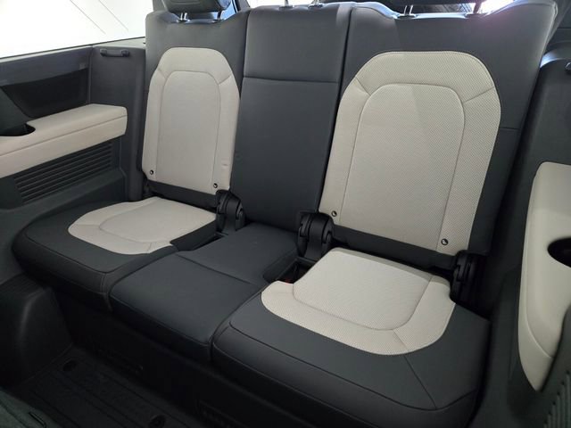 Used 2024 Land Rover Defender 130 X-Dynamic SE image 14