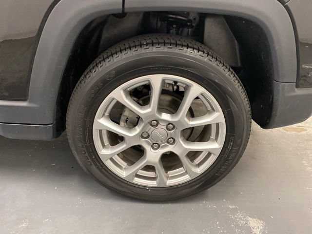 Used 2023 Jeep Compass Latitude w/ Sun and Sound Group AWD/4WD image 32