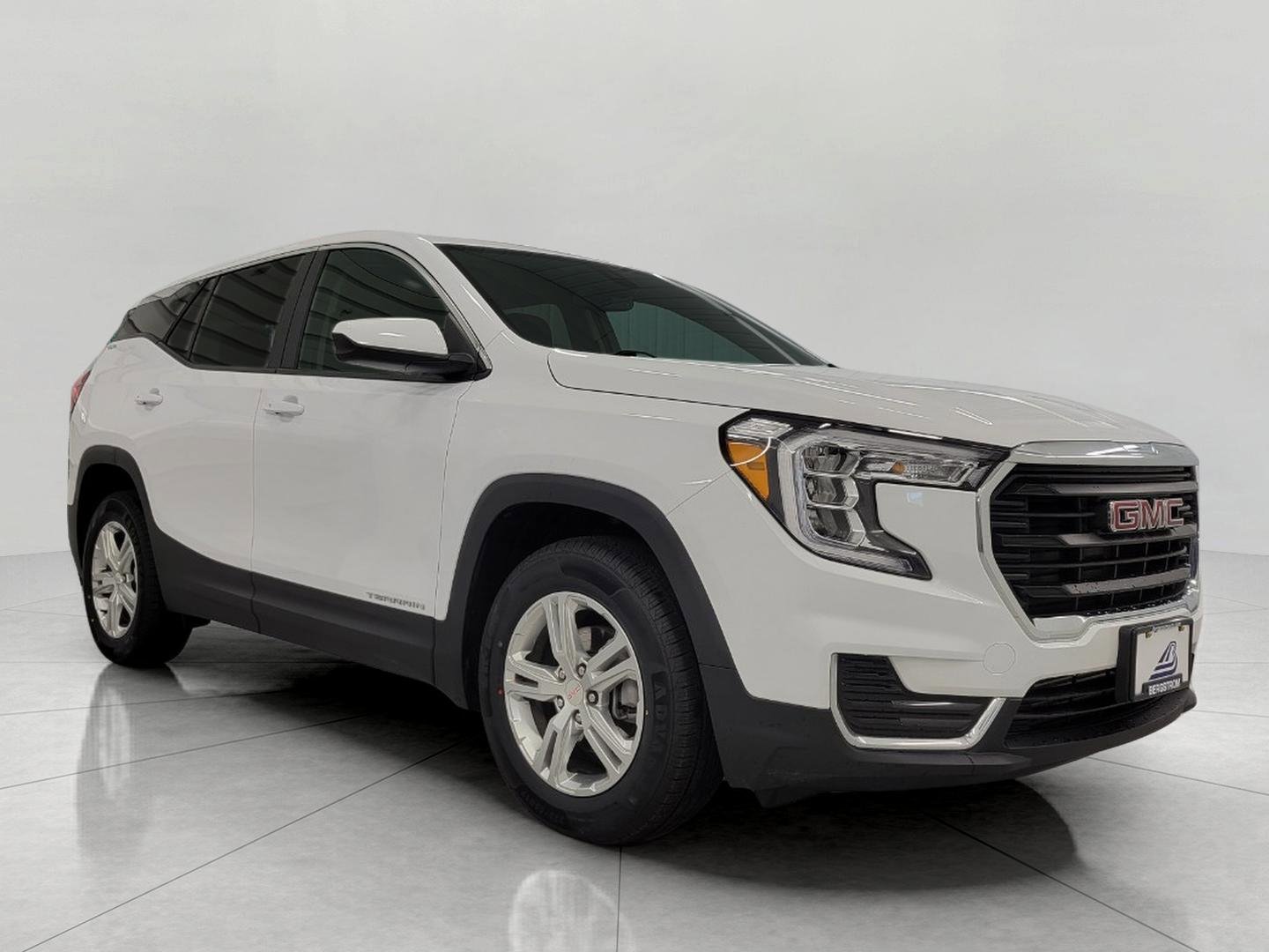 Used 2024 GMC Terrain SLE image 1