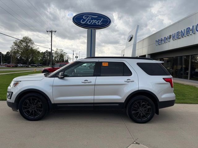 Used 2017 Ford Explorer XLT w/ XLT Technology Feature Bundle AWD/4WD image 2