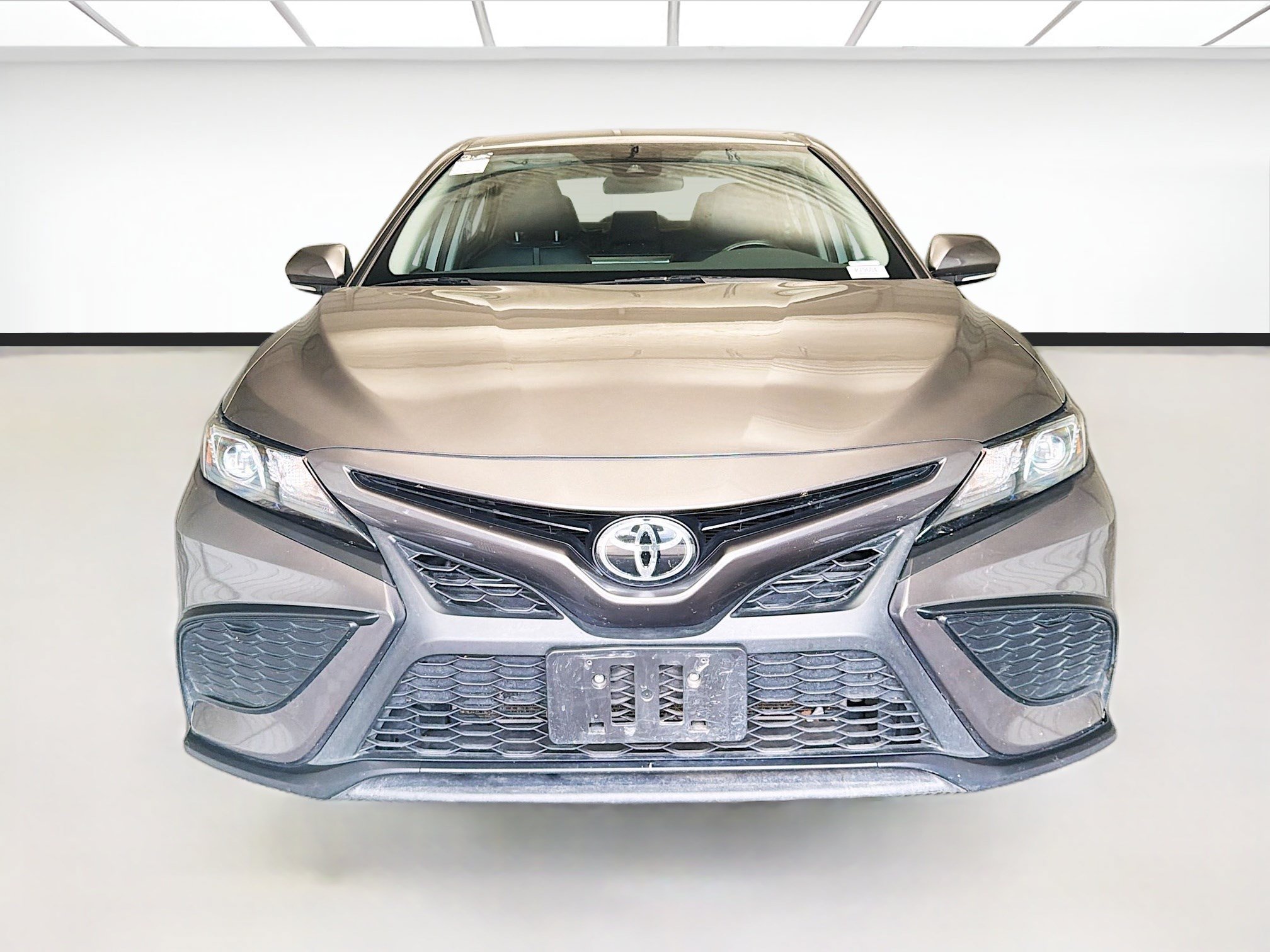 Used 2024 Toyota Camry SE FWD image 2