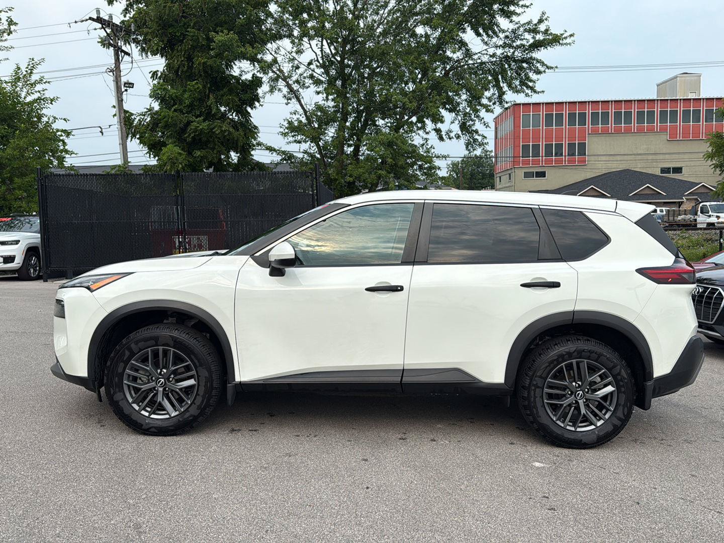 Used 2022 Nissan Rogue S FWD image 6
