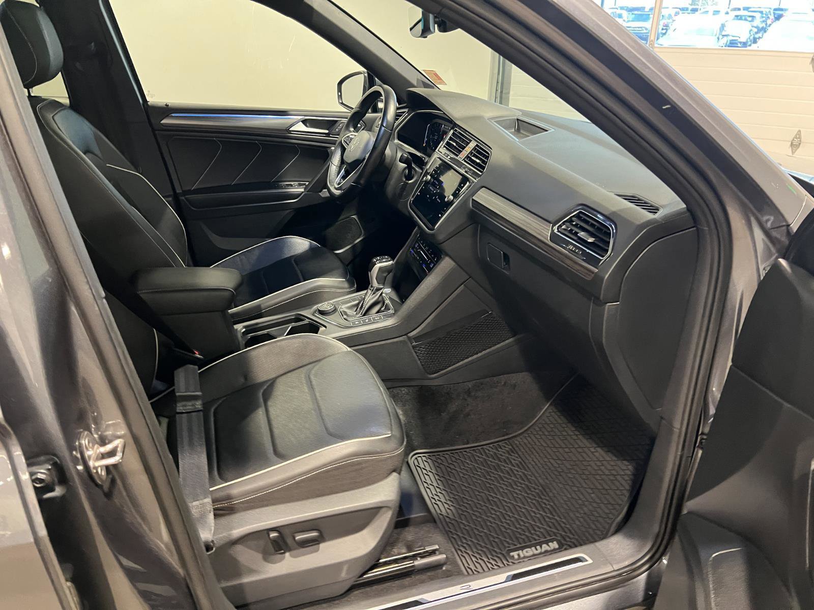 Used 2022 Volkswagen Tiguan SEL R-Line image 37