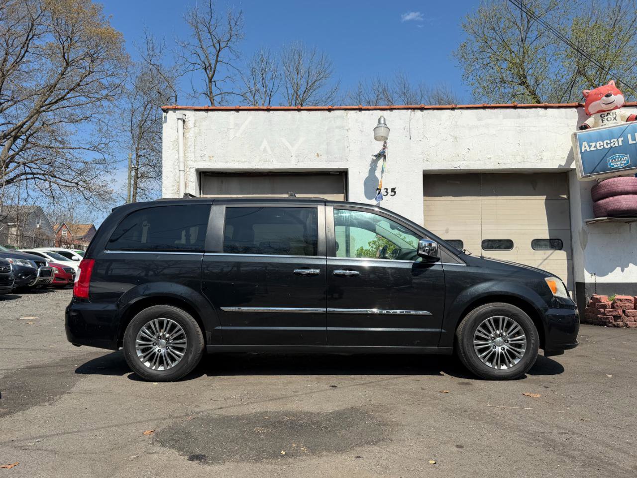 Used 2014 Chrysler Town & Country Touring-L w/ Driver Convenience Group image 9