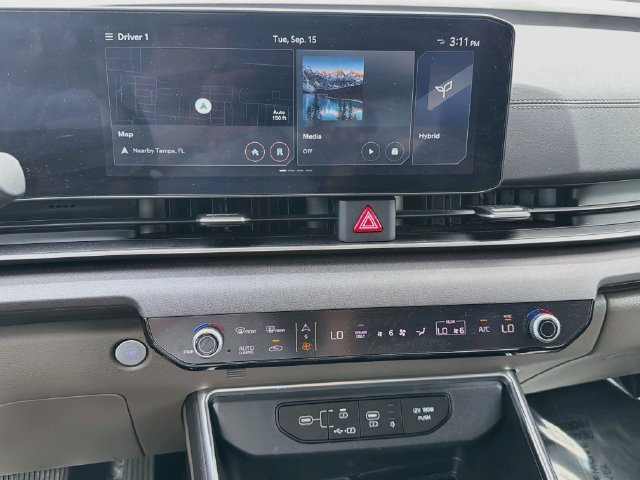 Used 2025 Kia Carnival EX FWD image 27