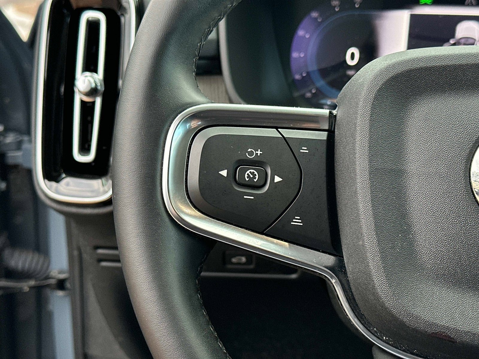 Certified 2023 Volvo XC40 B5 Ultimate w/ Protection Package Premier image 29