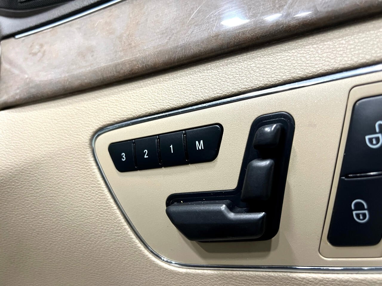 Used 2011 Mercedes-Benz E 350 4MATIC Wagon image 22