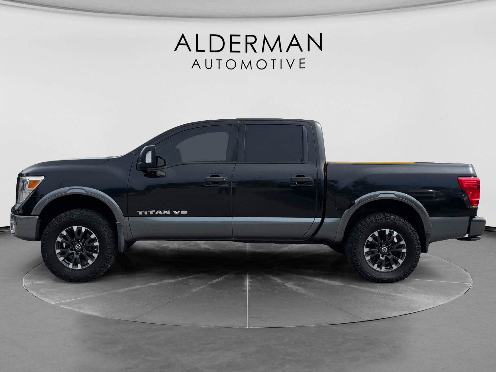 Used 2018 Nissan Titan PRO-4X w/ Pro-4x Convenience Package AWD/4WD image 2