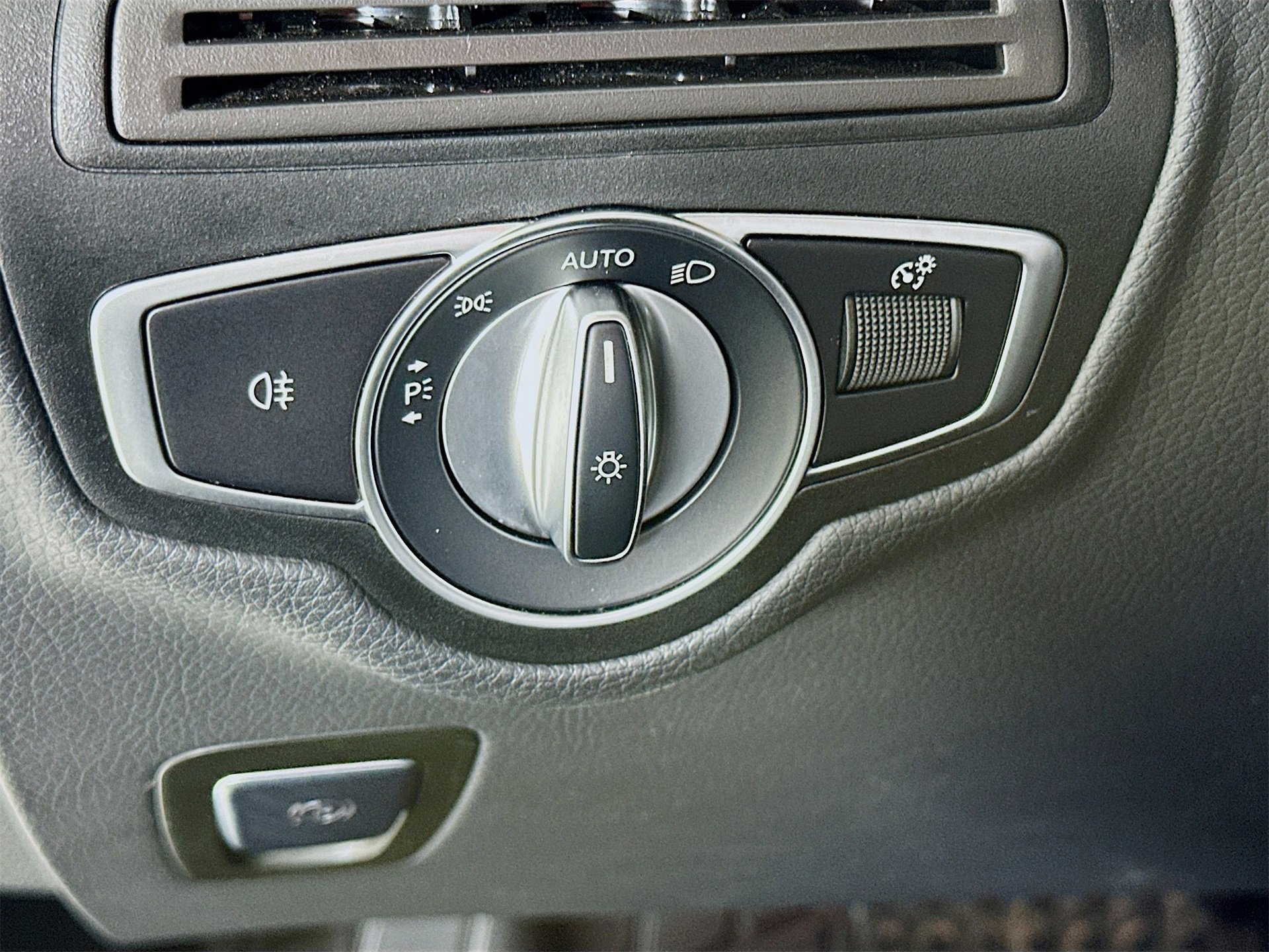 Used 2022 Mercedes-Benz GLC 300 4MATIC image 11