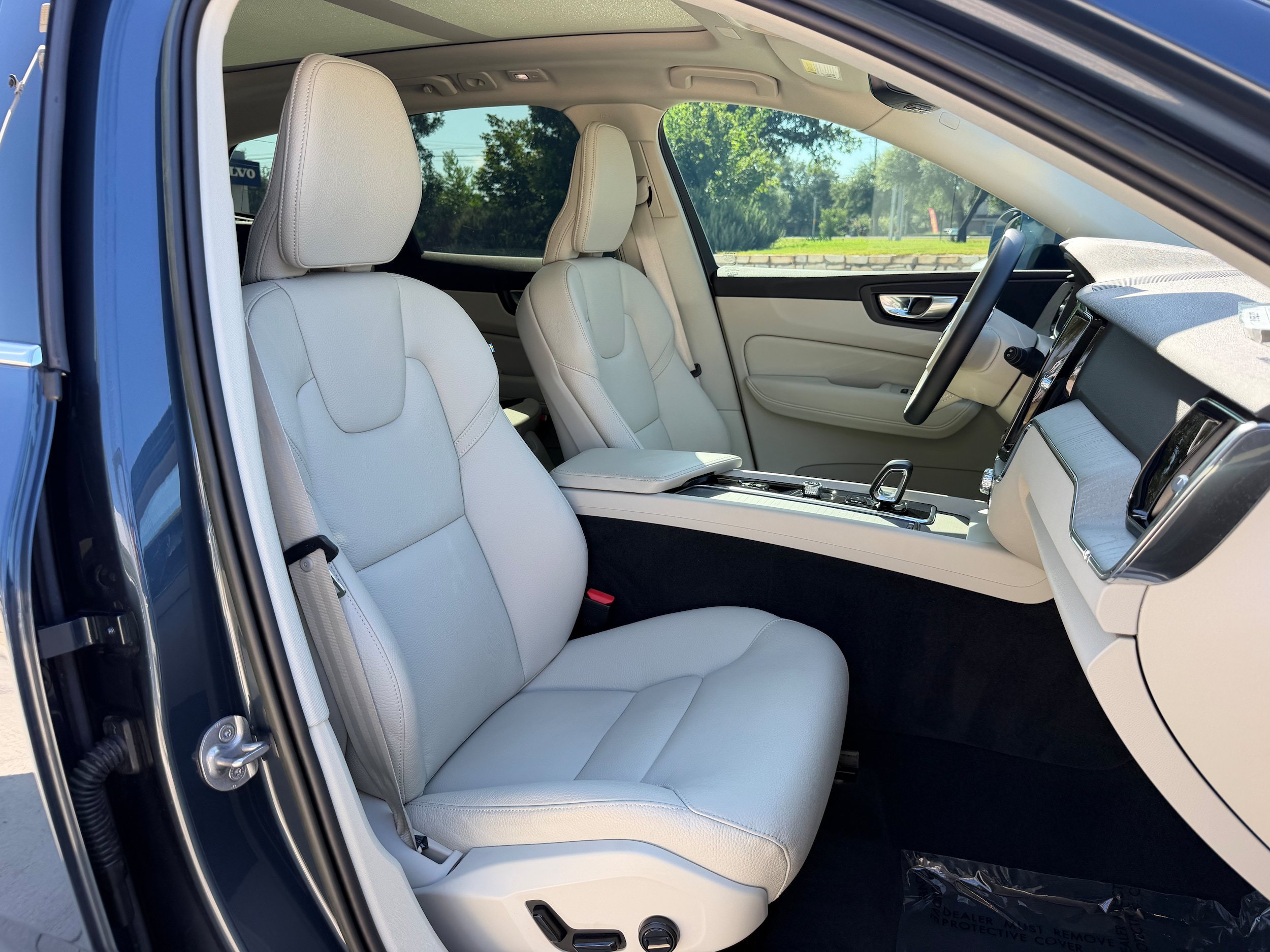 Certified 2023 Volvo XC60 B5 Plus AWD/4WD image 10