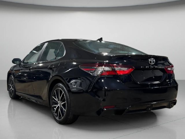 Used 2022 Toyota Camry SE w/ Cold Weather Package FWD image 5