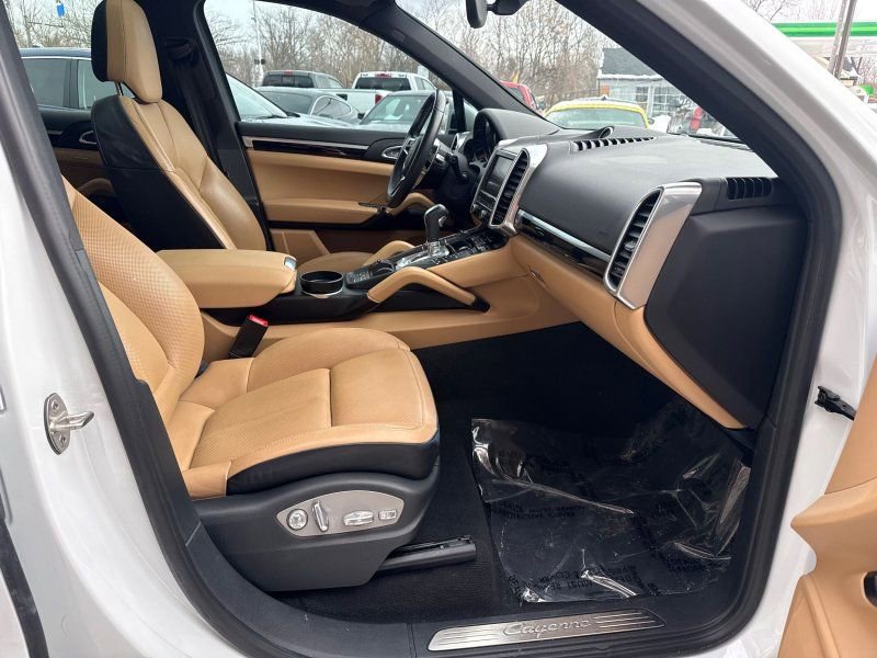 Used 2016 Porsche Cayenne image 17