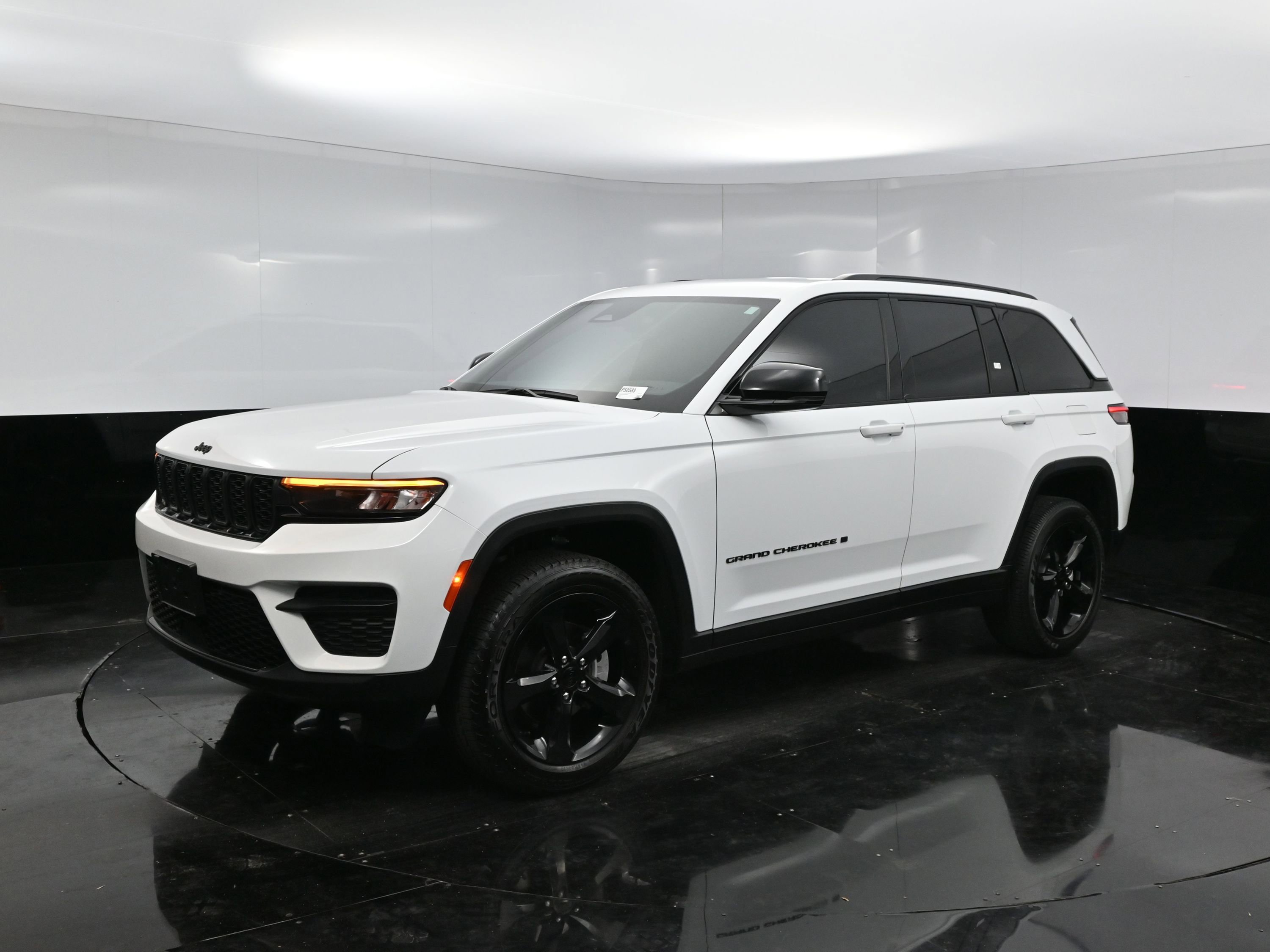 Used 2023 Jeep Grand Cherokee Altitude image 3