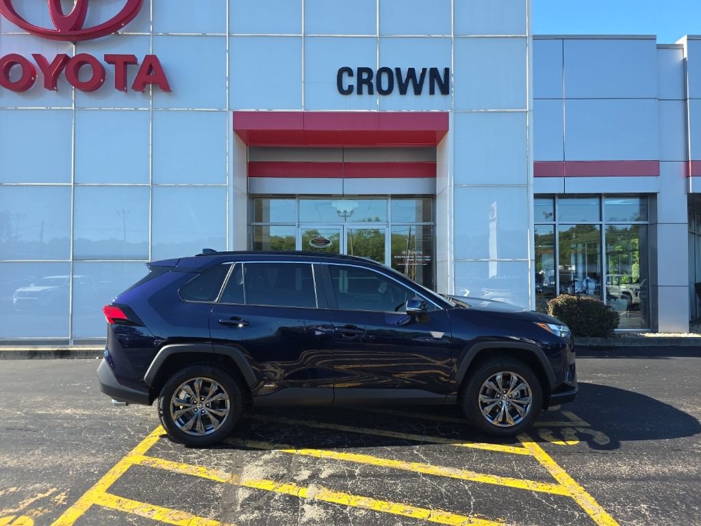 Used 2022 Toyota RAV4 XLE Premium AWD/4WD image 2