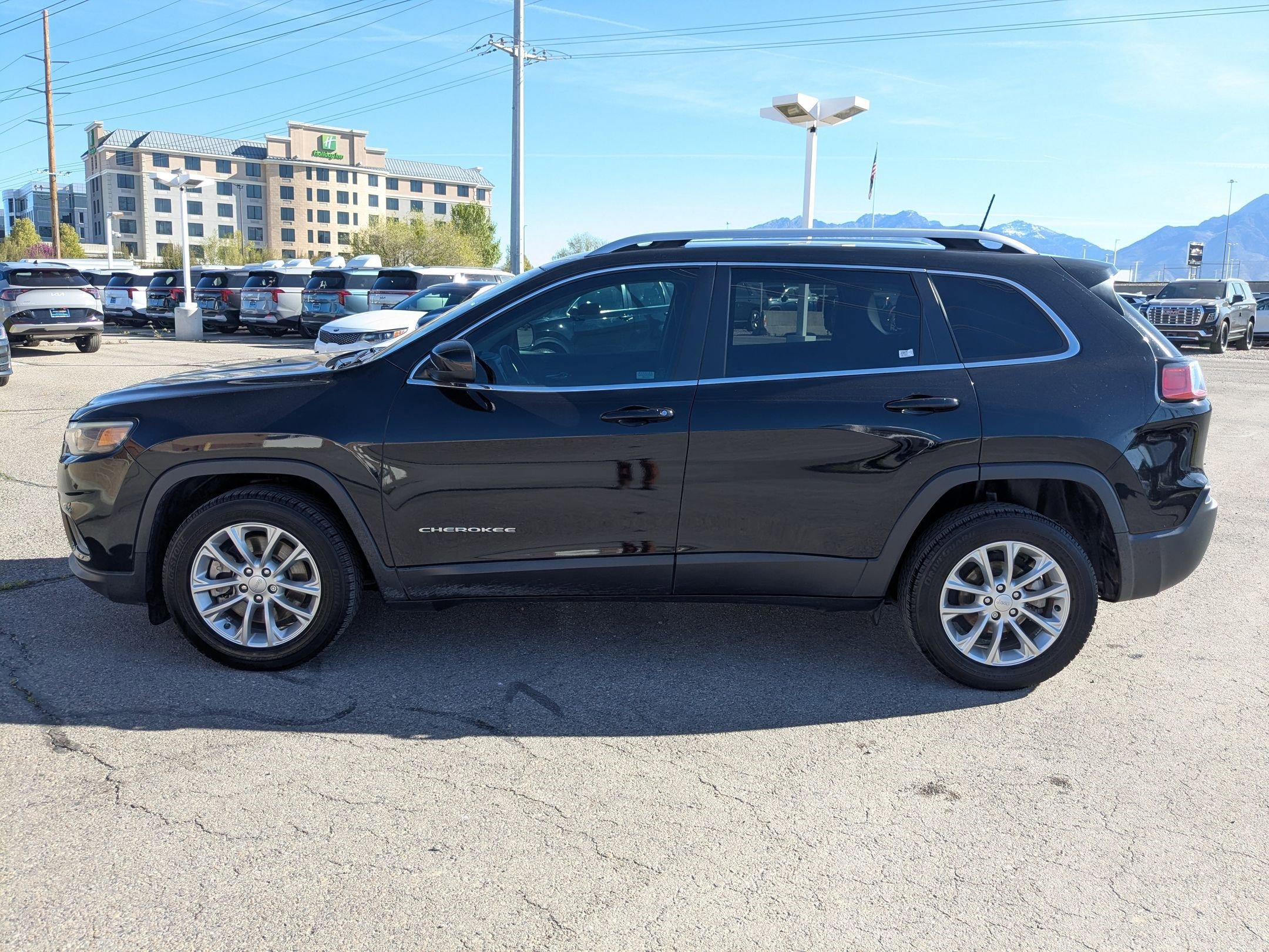Used 2019 Jeep Cherokee Latitude w/ Popular Appearance Group image 2