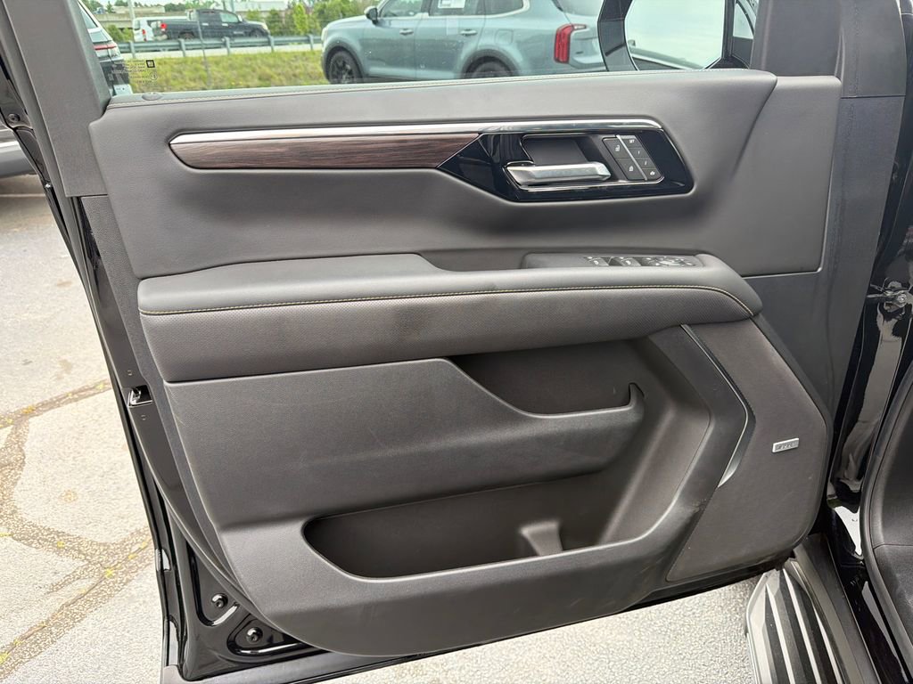 Used 2025 Chevrolet Tahoe Premier RWD image 10
