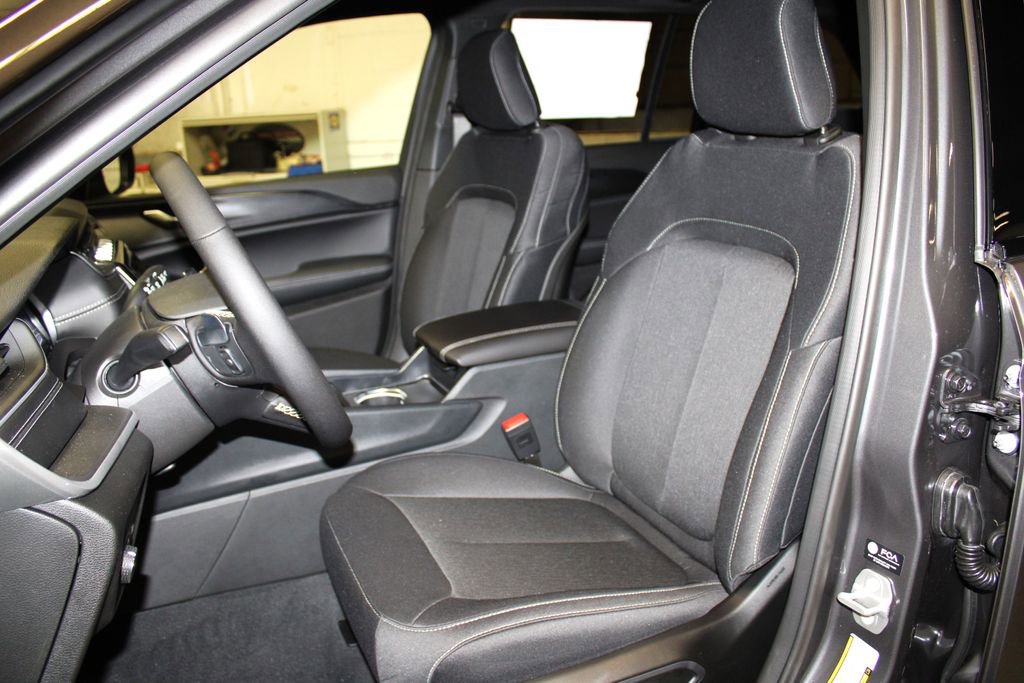 New 2025 Jeep Grand Cherokee Laredo X w/ Luxury Tech Group I image 24