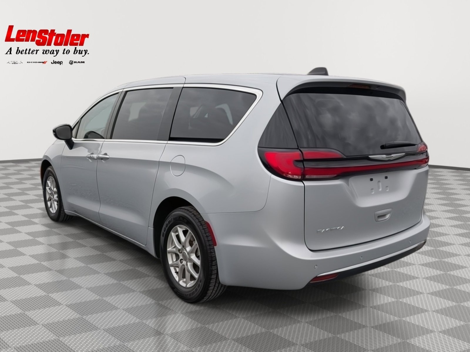 Used 2024 Chrysler Pacifica Touring-L image 3