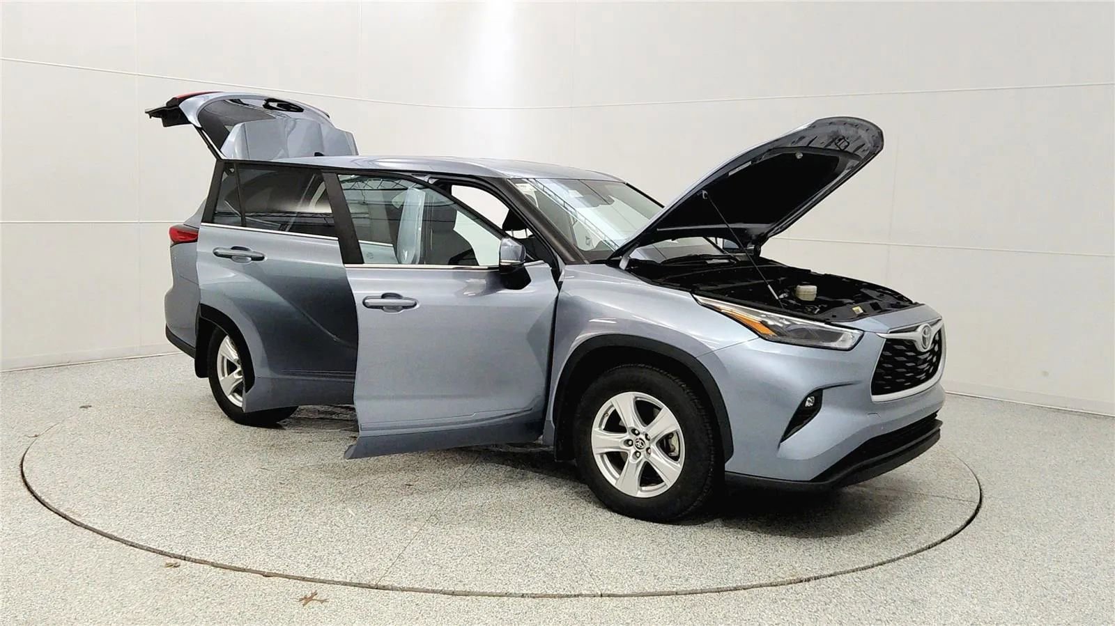 Used 2023 Toyota Highlander LE image 9