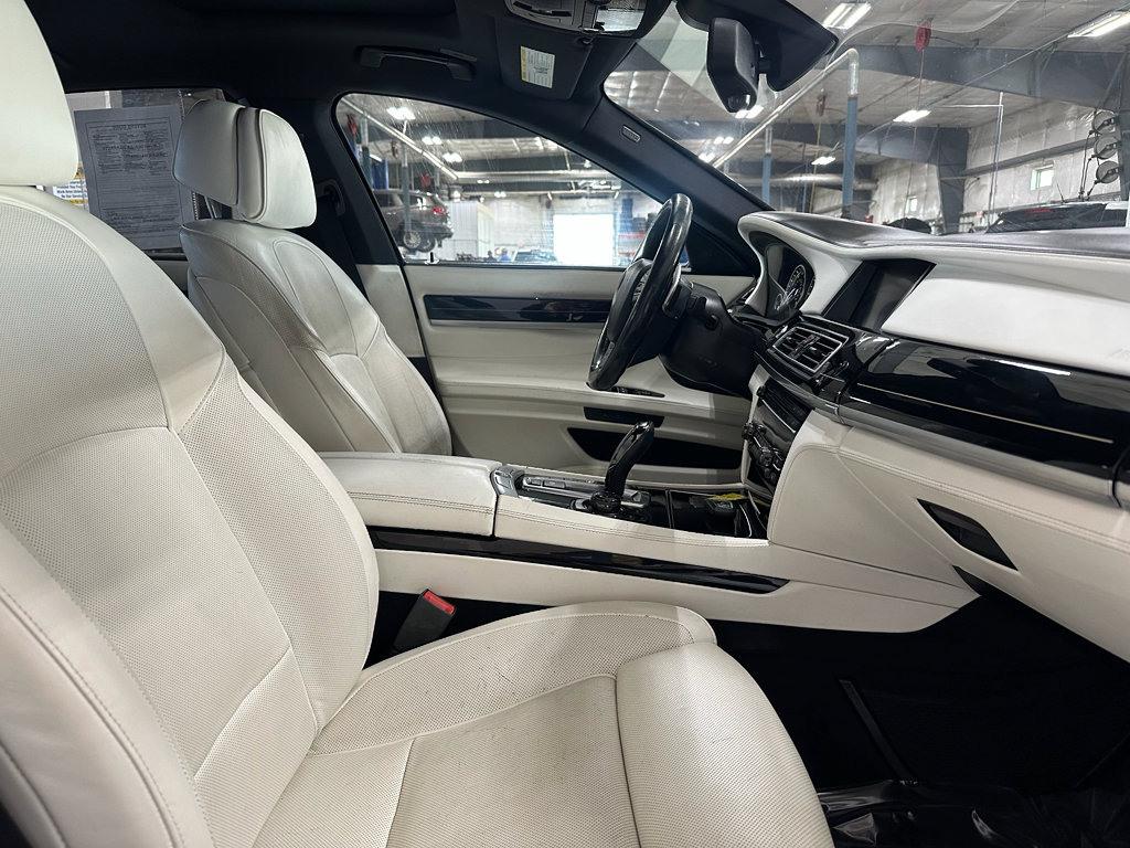 Used 2013 BMW 750i xDrive image 10