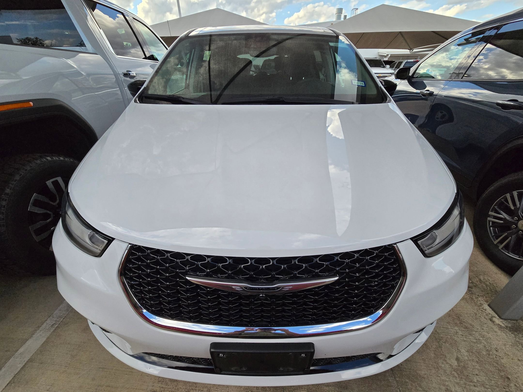 Used 2024 Chrysler Pacifica Limited w/ Uconnect Theater Family Group FWD image 2